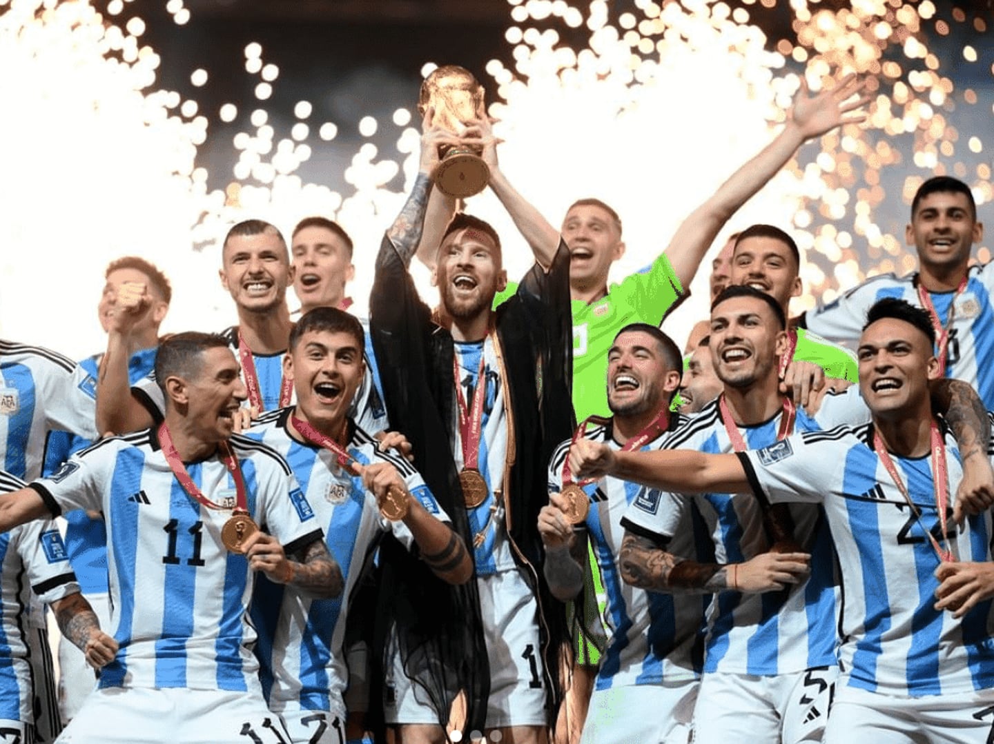 Los jugadores de la selección argentina, con Messi con la copa, celebran la conquista del Mundial de Catar (Reproducción/Instagram AFA)
