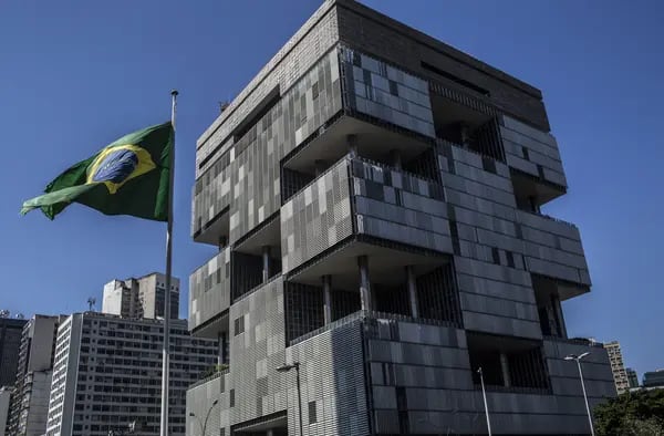 Una bandera brasileña ondea frente a la sede de Petrobras en Río de Janeiro