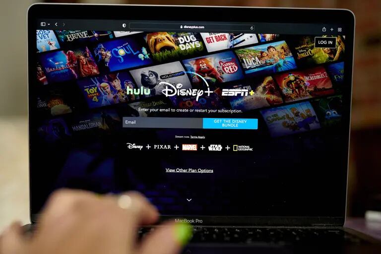 ESPN, de Walt Disney Co., subió el precio de su servicio de streaming en un 43% a mitad de año, buscando cubrir los aumentos en los derechos deportivos.dfd