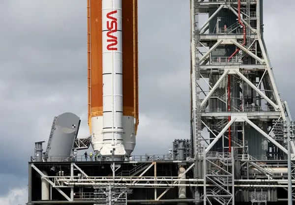 Artemis I. El lanzamiento suspendido se debió a una fuga de hidrógeno en la cavidad del motor, que impidió a los ingenieros de la NASA cargar completamente el hidrógeno líquido en el cohete.