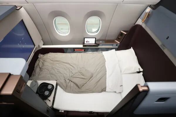 Assento que se transforma praticamente em uma cama em avião da Japan Airlines: mais emissões do que na classe econômica (Foto: Kiyoshi Ota/Bloomberg)