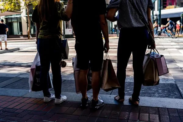 Unos compradores llevan bolsas en San Francisco, California, EE.UU.