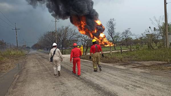 Pemex intenta apagar incendio por fuga de gas en Tabascodfd