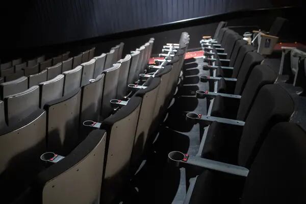 Sala de cinema vazia: redes enfrentam o desafio de novos hábitos para assistir filmes (Foto: Jeenah Moon/Bloomberg)