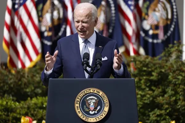 El presidente de Estados Unidos, Joe Biden, habla en el Jardín de las Rosas de la Casa Blanca en Washington, D.C., Estados Unidos, el lunes 11 de abril de 2022.