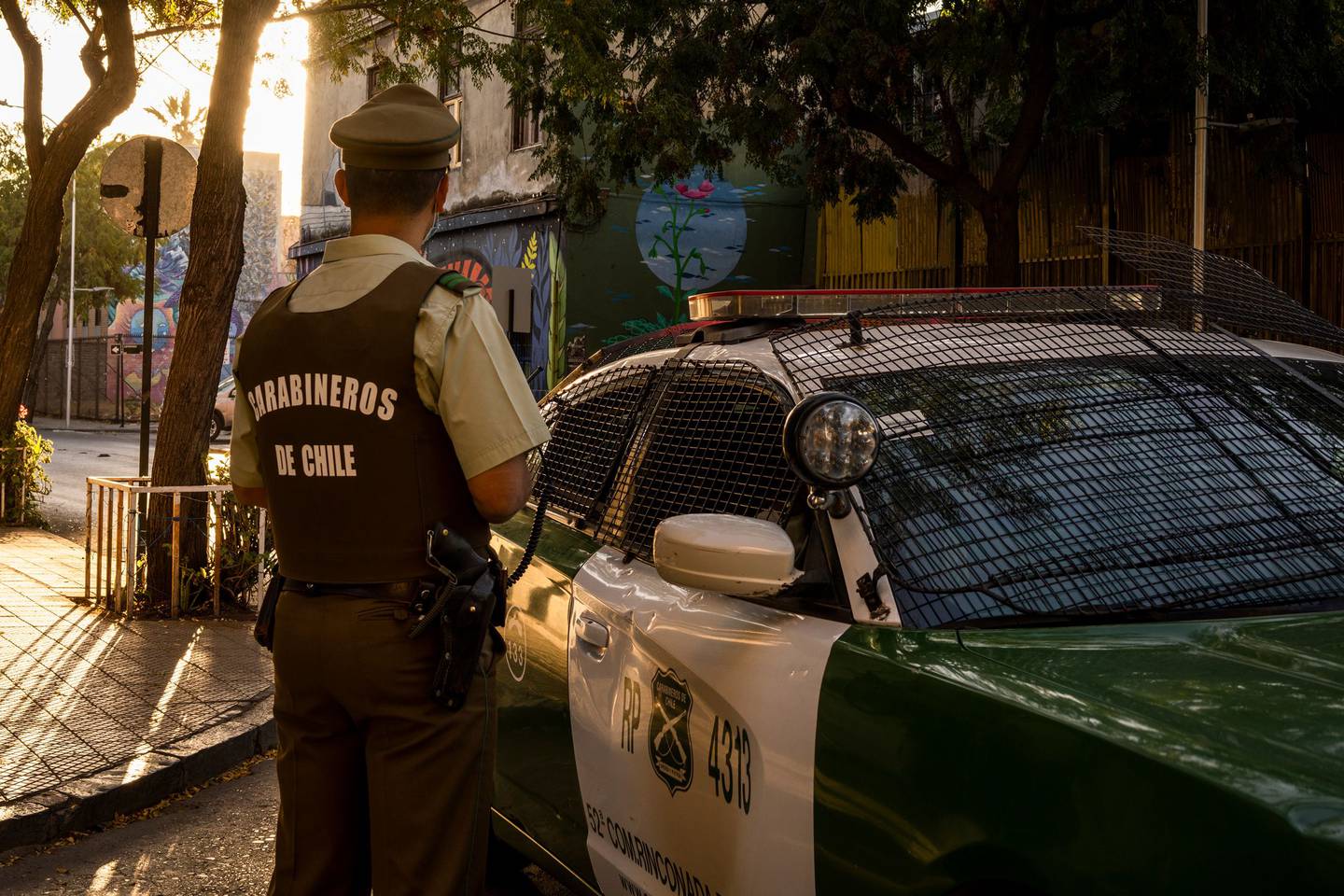 Un oficial de policía resguarda en el bario Yungay de Santiago de Chile. Fotógrafa: Tamara Merino/Bloomberg