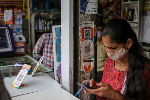 Mujer en tienda médica en la India