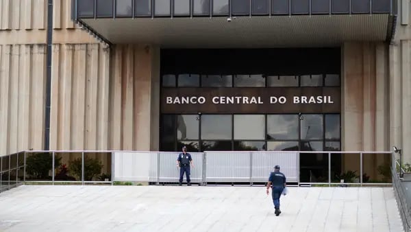 Brazil Central Bank Workers Suspend Strike for Two Weeksdfd