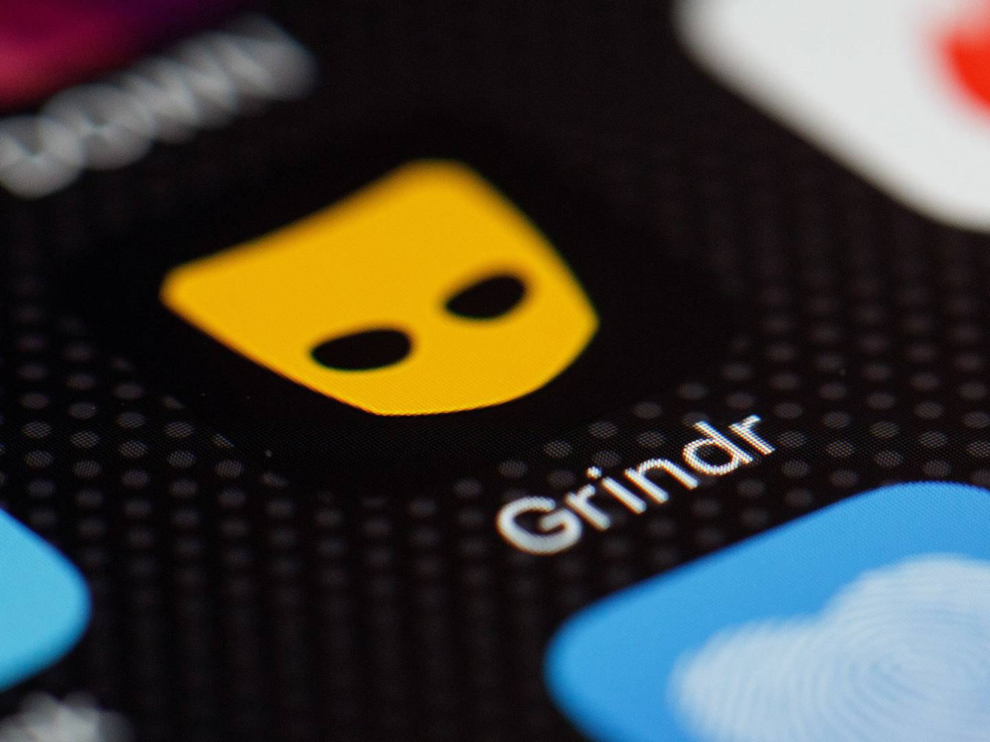Logotipo de la aplicación "Grindr" se ve entre otras aplicaciones de citas en la pantalla de un teléfono celular el 24 de noviembre de 2016 en Londres, Inglaterra.