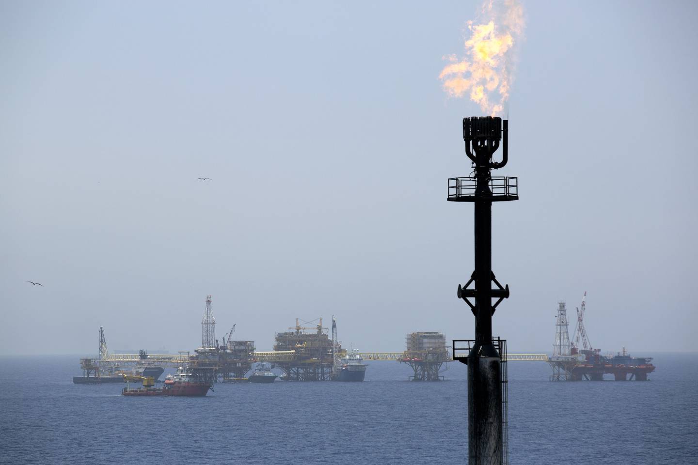 Quema de gas hidrocarburo en la torre de una plataforma de perforación en el Golfo de México.