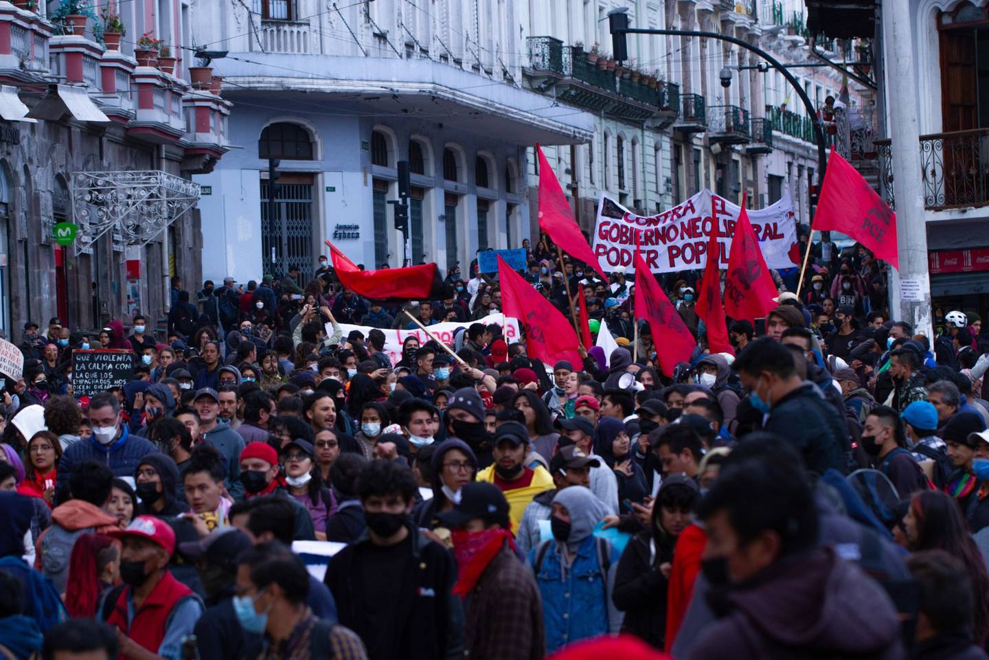 Grupos indígenas de Ecuador celebran una manifestación para protestar contra la minería, los precios de los combustibles y de los alimentos, y la delincuencia.