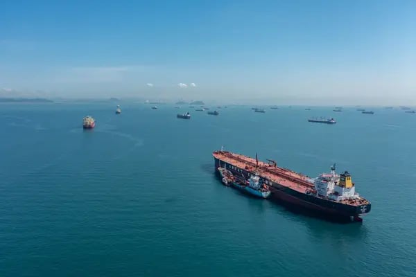 Buques de carga esperan cruzar el Canal de Panamá el 1 de septiembre.