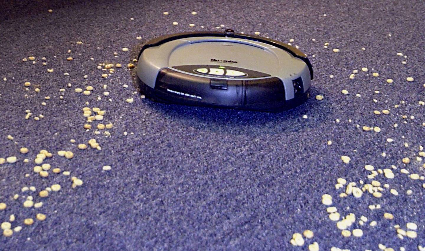 SOMERVILLE, MA - 25 DE SEPTIEMBRE: El Roomba (TM) Intelligent FloorVac de iRobot, anunciado como el primer limpiador de suelos automático de Estados Unidos, se muestra en la sede de la empresa el 25 de septiembre de 2002 en Somerville, Massachusets. . (Foto de Douglas McFadd/Getty Images)dfd