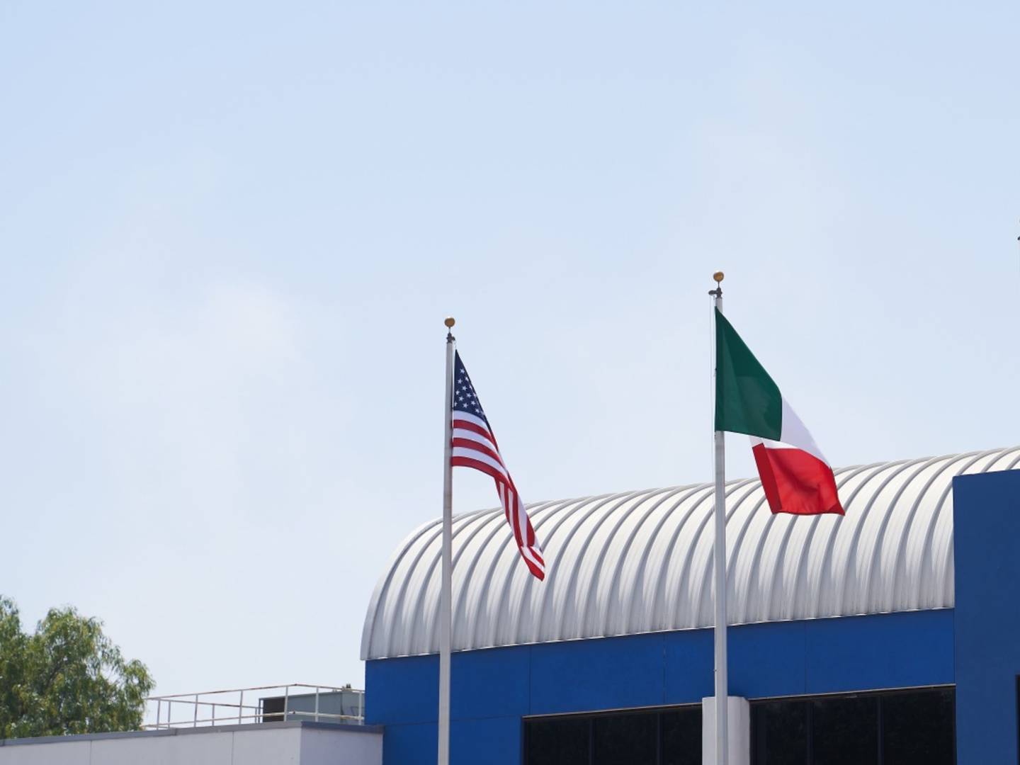 Banderas de EE.UU. y México fuera de una planta de Eaton Corp. en San Luis Potosi.