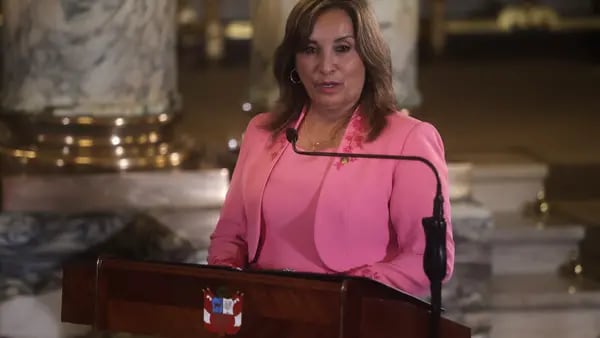 Presidenta de Perú, salpicada por el escándalo de los Rolex, busca apoyo del Congreso dfd