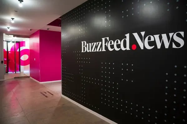 Un logotipo de BuzzFeed News