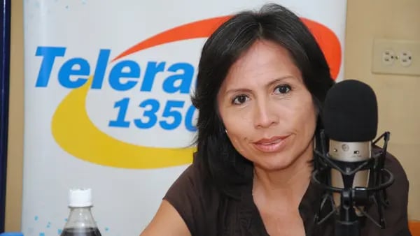 Exministra María de los Ángeles Duarte escapa de la embajada argentina en Ecuadordfd