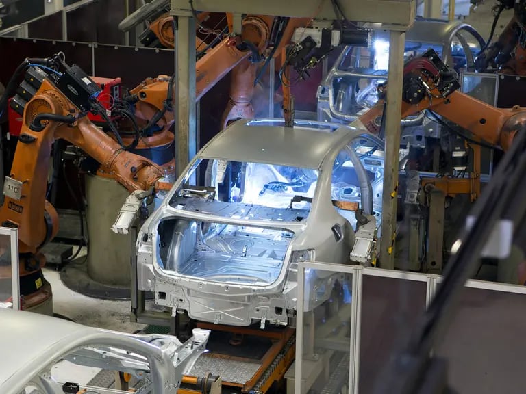 Los robots de soldadura trabajan en vehículos en la planta de ensamblaje de Volkswagen AG en Puebla, México.Fotógrafo: Susana González/Bloombergdfd