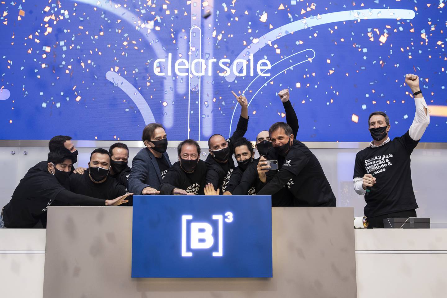Executivos da ClearSale comemoram IPO com toque de campainha na B3