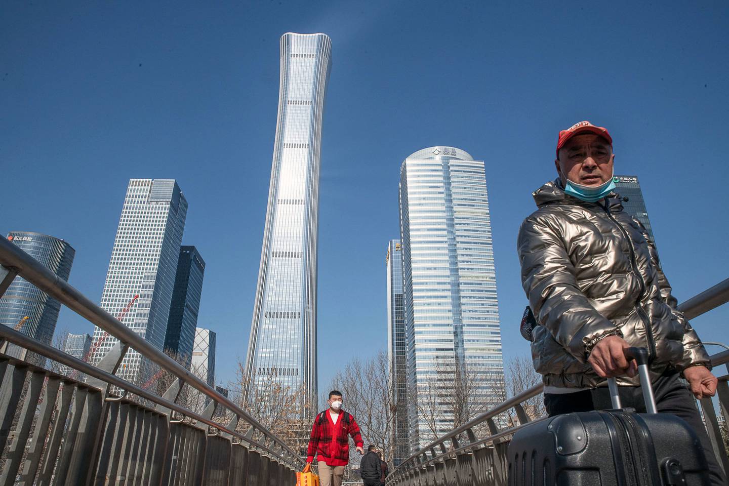 Peatones en un paso elevado en Pekín, China, el viernes 3 de febrero de 2023. Las acciones chinas se dirigían a su peor semana en más de un mes, ya que los inversores buscaban nuevos catalizadores para sostener un repunte mundial desde la reapertura de las naciones. Bloomberg