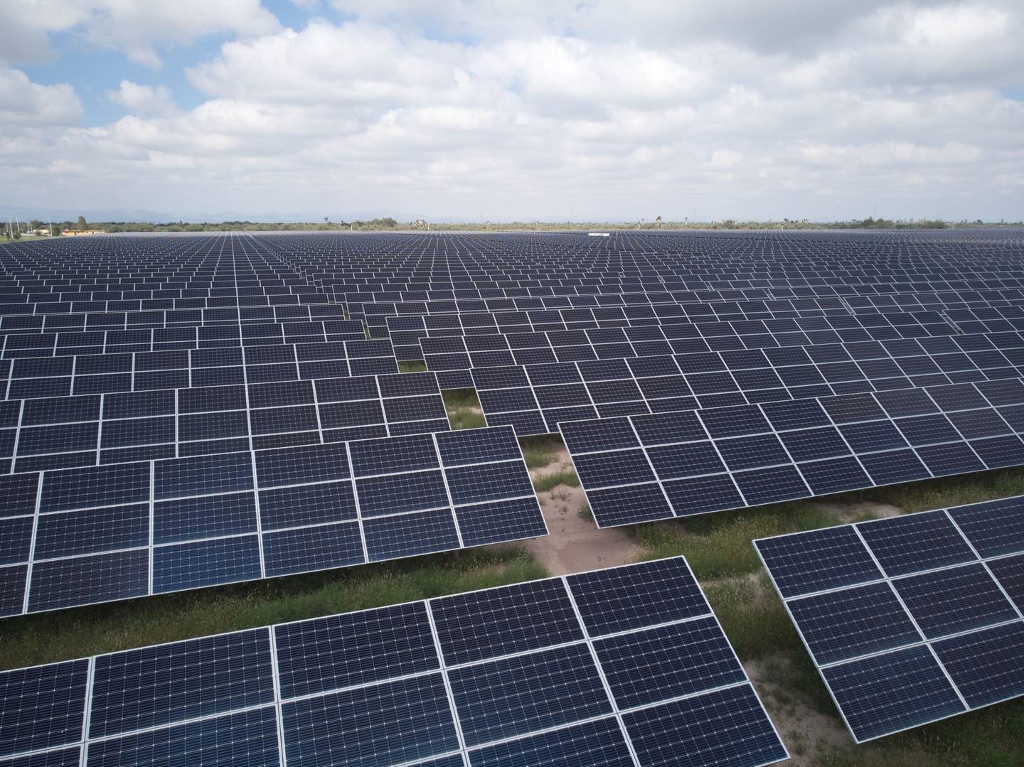 Paneles fotovoltaicos en una planta de energía solar. Fotógrafo: Mauricio Palos/Bloomberg