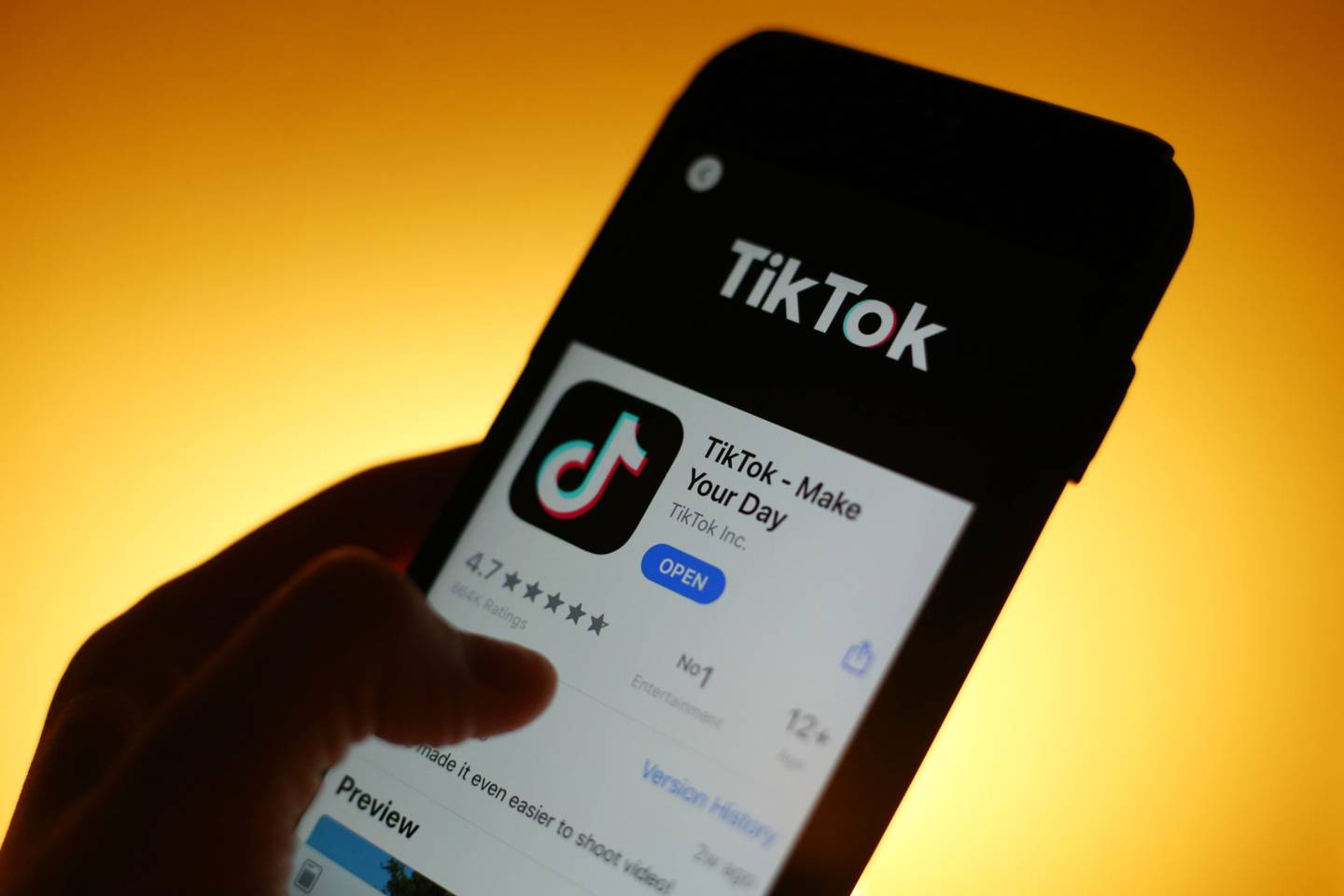La aplicación TikTok se muestra en la tienda de aplicaciones de un teléfono inteligente en Londres, Reino Unido, el lunes 3 de agosto de 2020.
