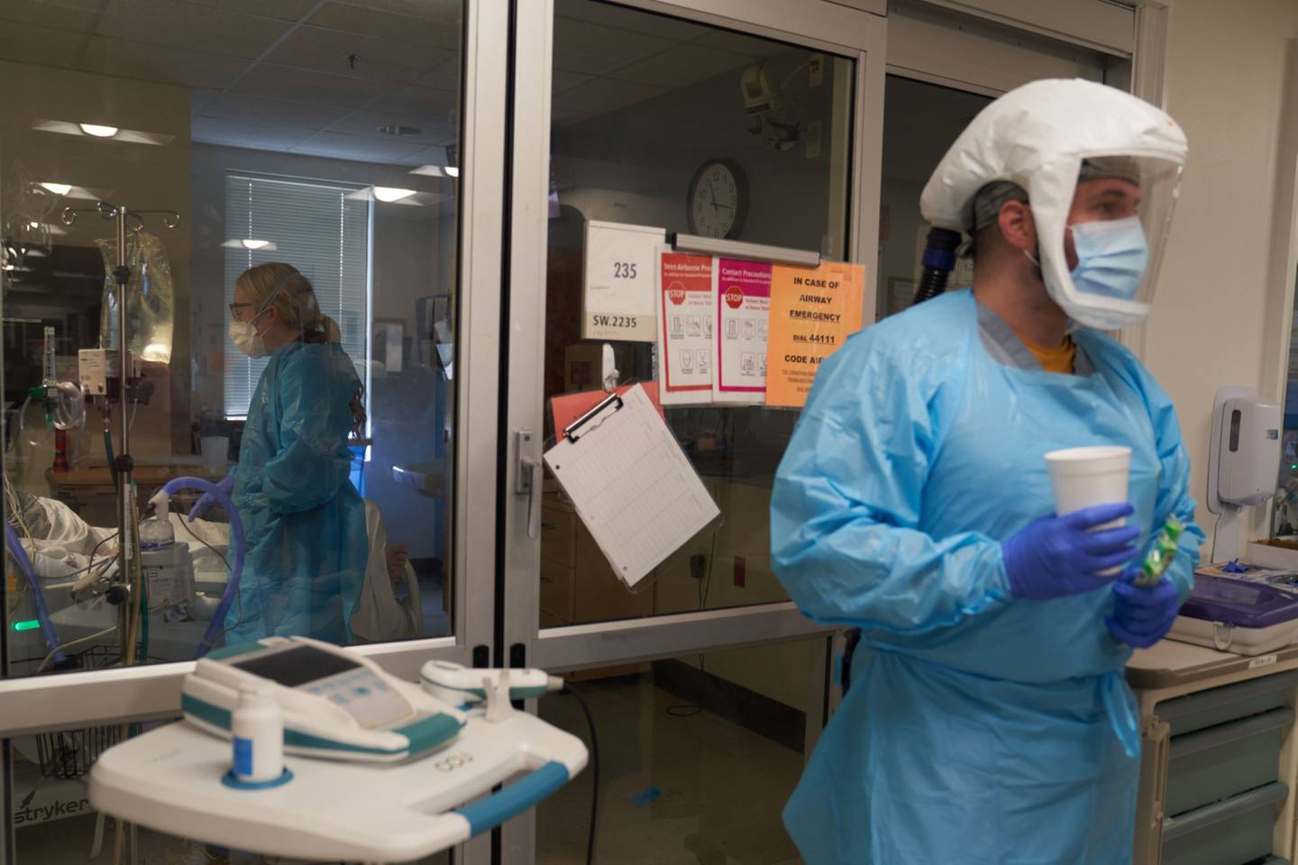 Trabajadores de la salud atienden pacientes con Covid-19 en el piso de UCI del Memorial Hospital de la Universidad de Massachusetts.