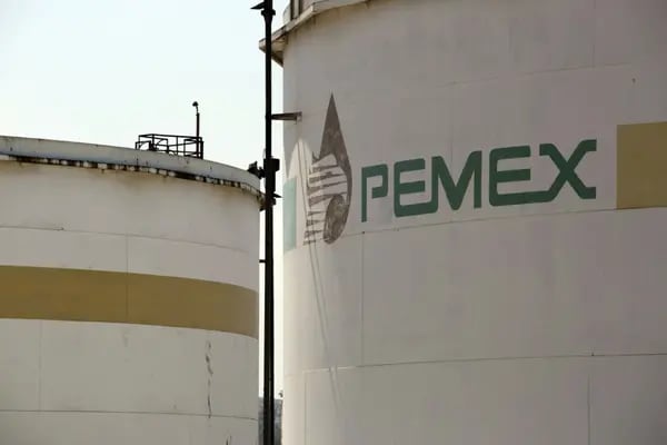 El logo de Petróleos Mexicanos (Pemex) sobre un tanque de almacenamiento en la refinería Miguel Hidalgo en Tula.