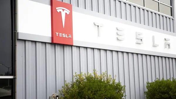 Ex trabajadores demandan a Tesla por despidos sin notificación previadfd