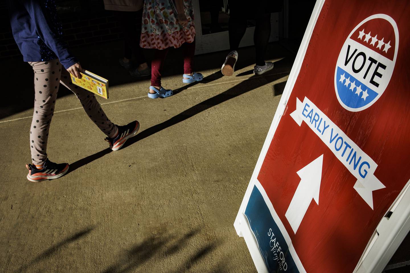 Los residentes llegan a un lugar de votación anticipada en Stafford, Virginia, el 3 de noviembre de 2022.