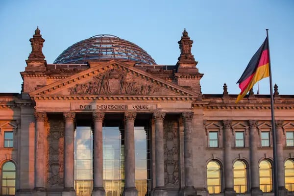 Una cúpula de cristal se encuentra en la parte superior del edificio del Reichstag, que alberga el parlamento federal Bundestag, mientras una bandera nacional alemana ondea en Berlín, Alemania, el domingo 13 de noviembre de 2016.