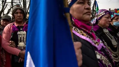 Grupo de mapuches que salieron a marchar para apoyar el referendo de la nueva constitución en agosto pasado.