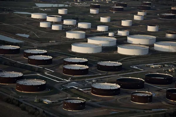 Tanques de almacenamiento de petróleo en esta fotografía aérea tomada sobre Cushing, Oklahoma, Estados Unidos, el martes 24 de marzo de 2015.  Fotógrafo: Daniel Acker/Bloomberg