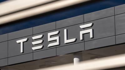 Tesla suspende captação de US$ 1 bilhão em meio à turbulência no mercadodfd