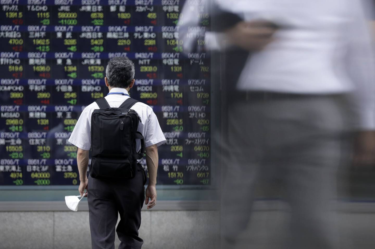 Información de la Bolsa de Tokio en una pizarra electrónica