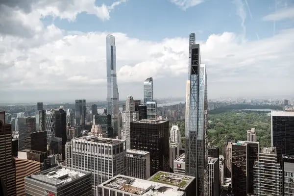 Torres residenciales de lujo a lo largo de 'Billionaires Row' en Manhattan.