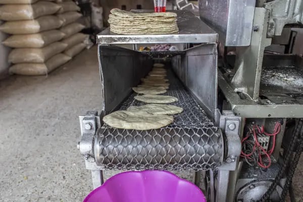 El mercado bursátil también determina el precio de las tortillas