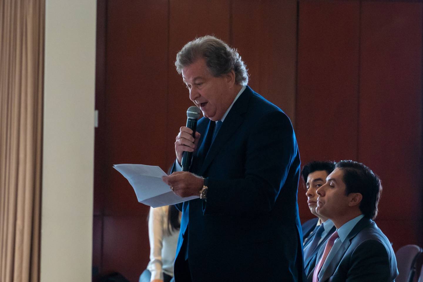 El multimillonario habla durante una reunión de accionistas del Grupo Sura en Medellín, Colombia, el miércoles 20 de abril de 2022. dfd