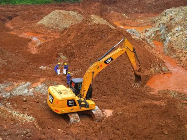 Una excavadora en una mina de níquel operada por PT Teknik Alum Service en la Regencia de Morowali, Sulawesi Central, Indonesia, el jueves 17 de marzo de 2022.
