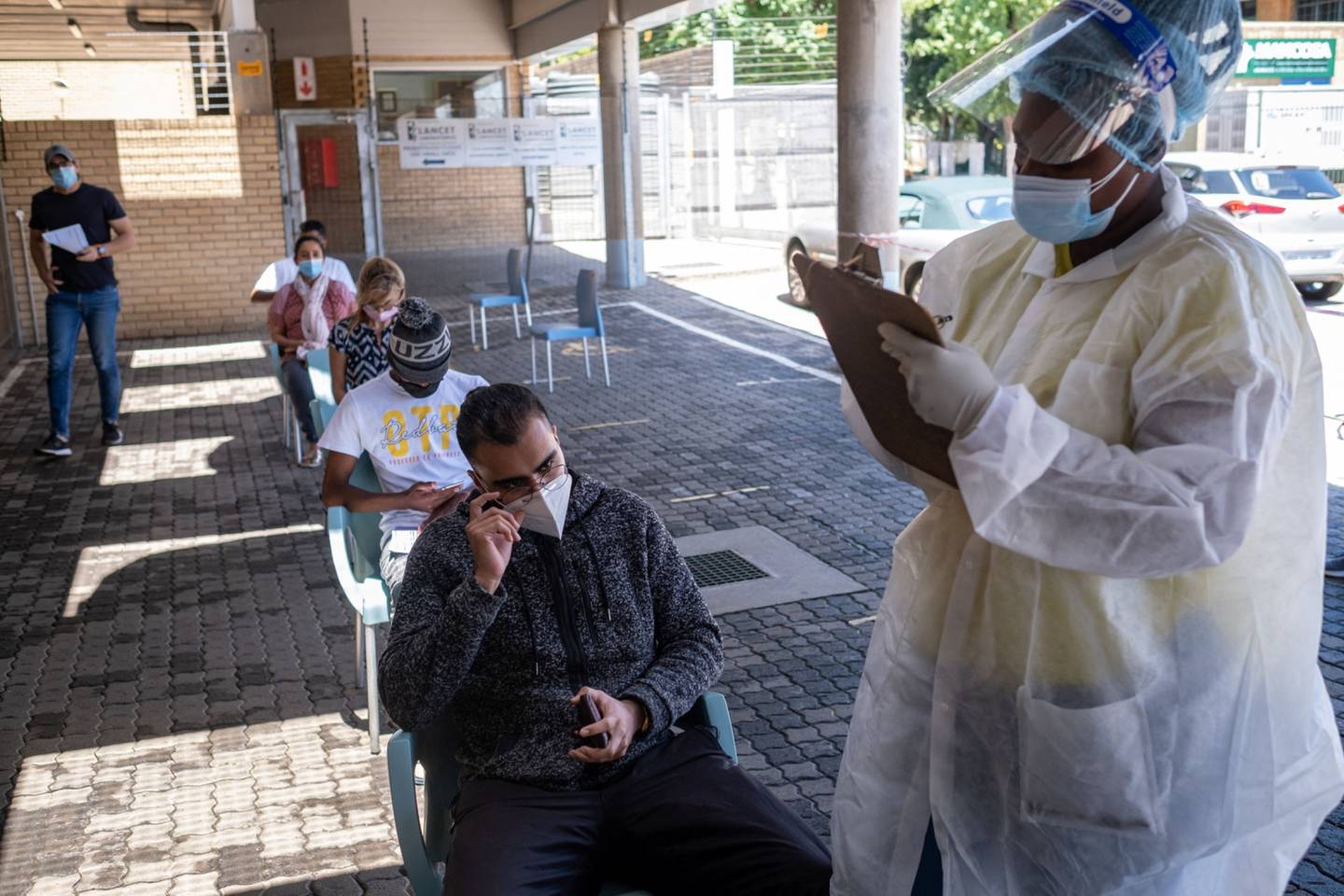 Residentes esperan pruebas de Covid-19 en Johannesburgo en noviembre. Fotógrafo: Emmanuel Croset/AFP/Getty Images