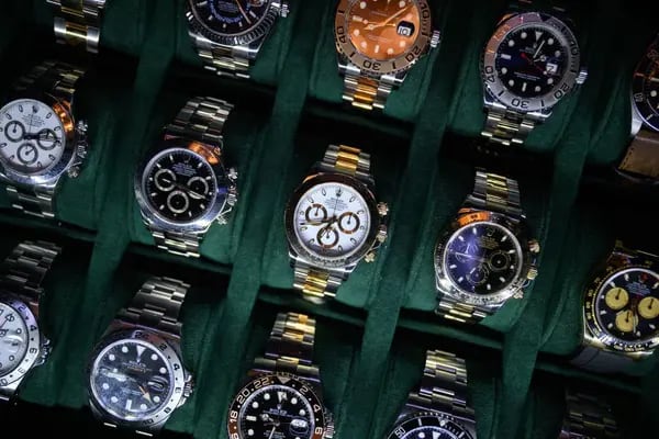 Una bandeja de relojes Rolex se ve en el stand de un distribuidor en el London Watch Show en Londres, Inglaterra.