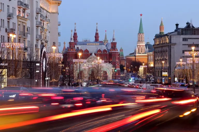Trayectorias ligeras del tráfico intenso en la calle Tverskaya, junto al Museo Histórico Estatal, en Moscú, Rusia.dfd