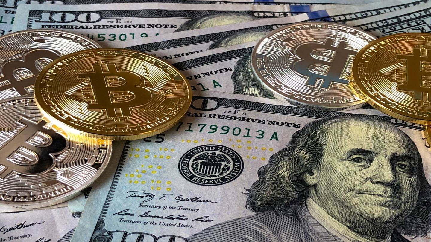 Bitcoin convive com o dólar como moeda aceita em El Salvador, após o presidente Nayib Bukele declarar a criptomoeda como meio de pagamento legal