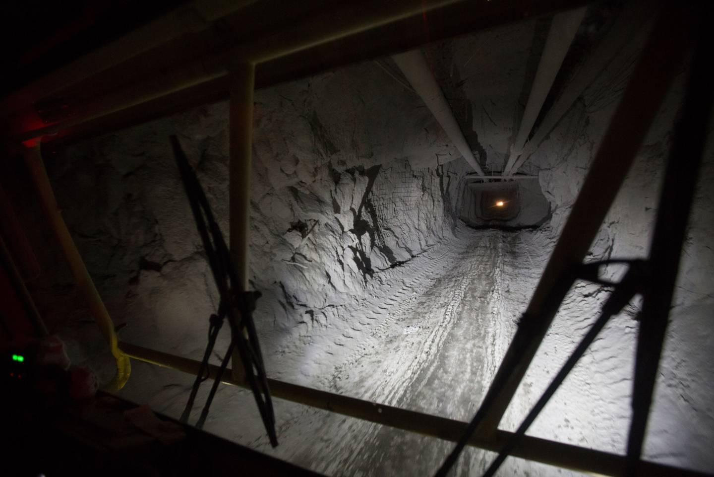 Una luz ilumina un túnel subterráneo en la mina de cobre Taymyrsky, operada por MMC Norilsk Nickel PJSC, en Norilsk, Rusia.
