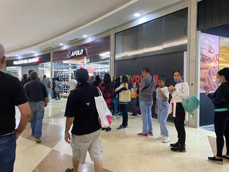 Largas filas en algunas de las nuevas tiendas del Sambil La Candelaria / Foto Raylí Lujándfd