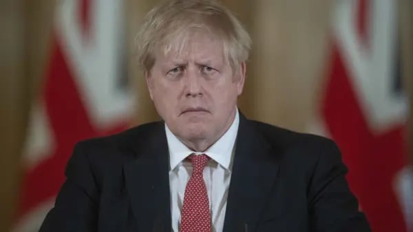 Policía británica investigará acusaciones de fiestas en oficina de Boris Johnsondfd