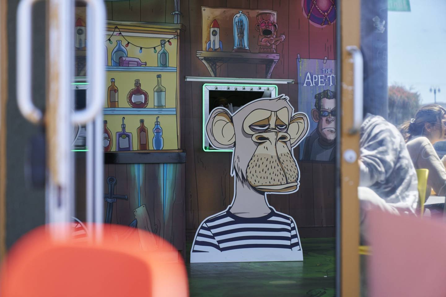 Uma exibição do Bored Ape no restaurante Bored & Hungry em Long Beach, Califórnia, EUA