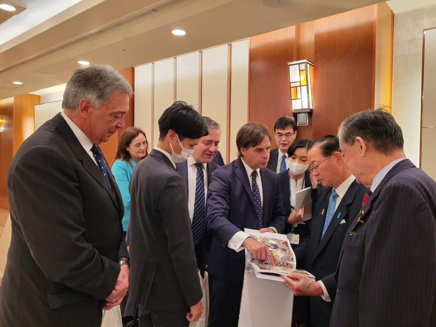 El presidente Luis Lacalle Pou junto a los ministros Fernando Mattos (Ganadería) y Omar Paganini durante una misión oficial a Japón a fines de octubre de 2022. Foto: Ministerio de Ganadería.