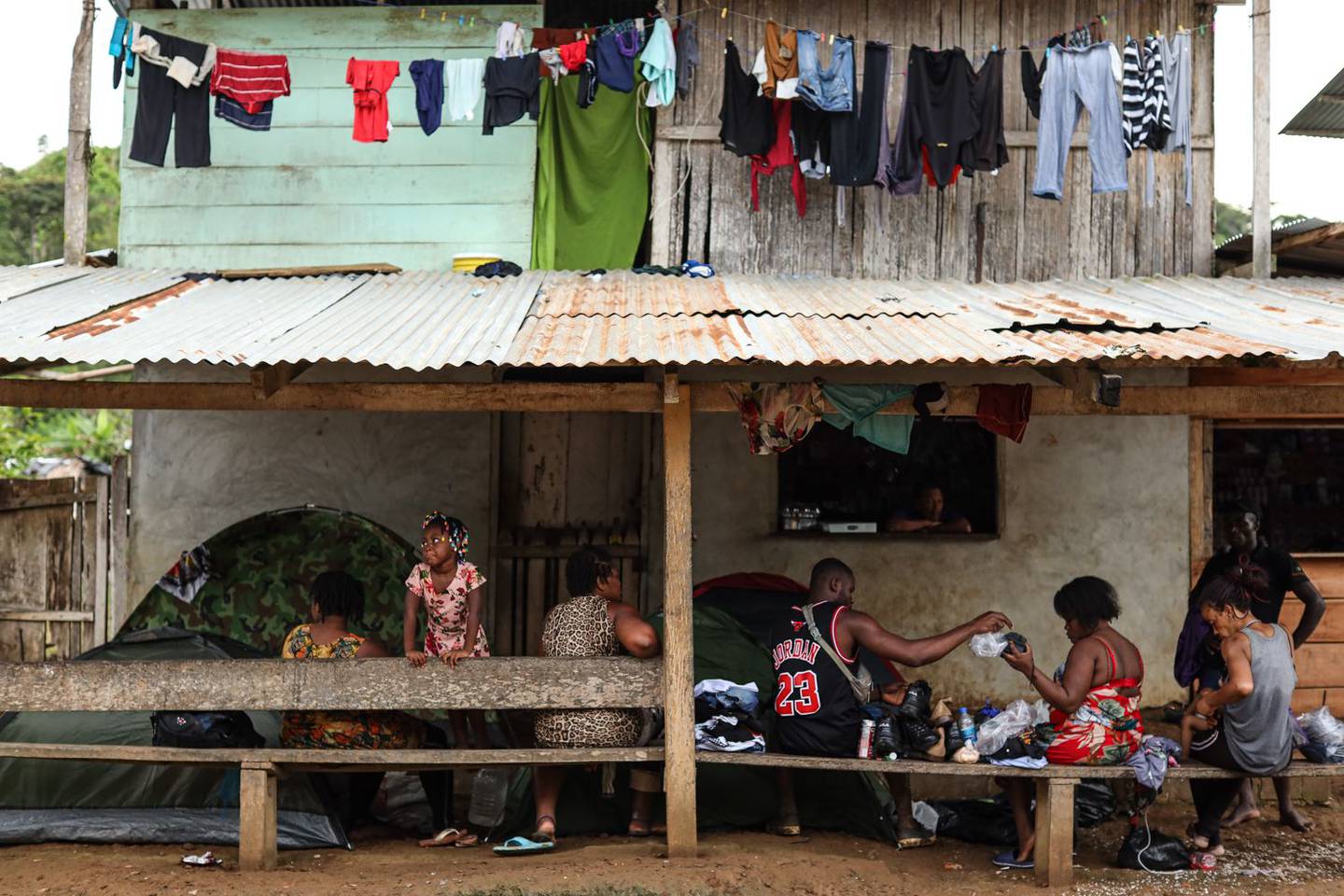 Migrantes haitianos buscan refugio temporal en el pueblo de Bajo Chiquito, provincia de Darién, Panamá.