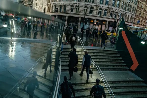 Viajeros salen por la mañana de la estación de tren de Liverpool Street en la City de Londres, Reino Unido, el lunes 25 de octubre de 2022.